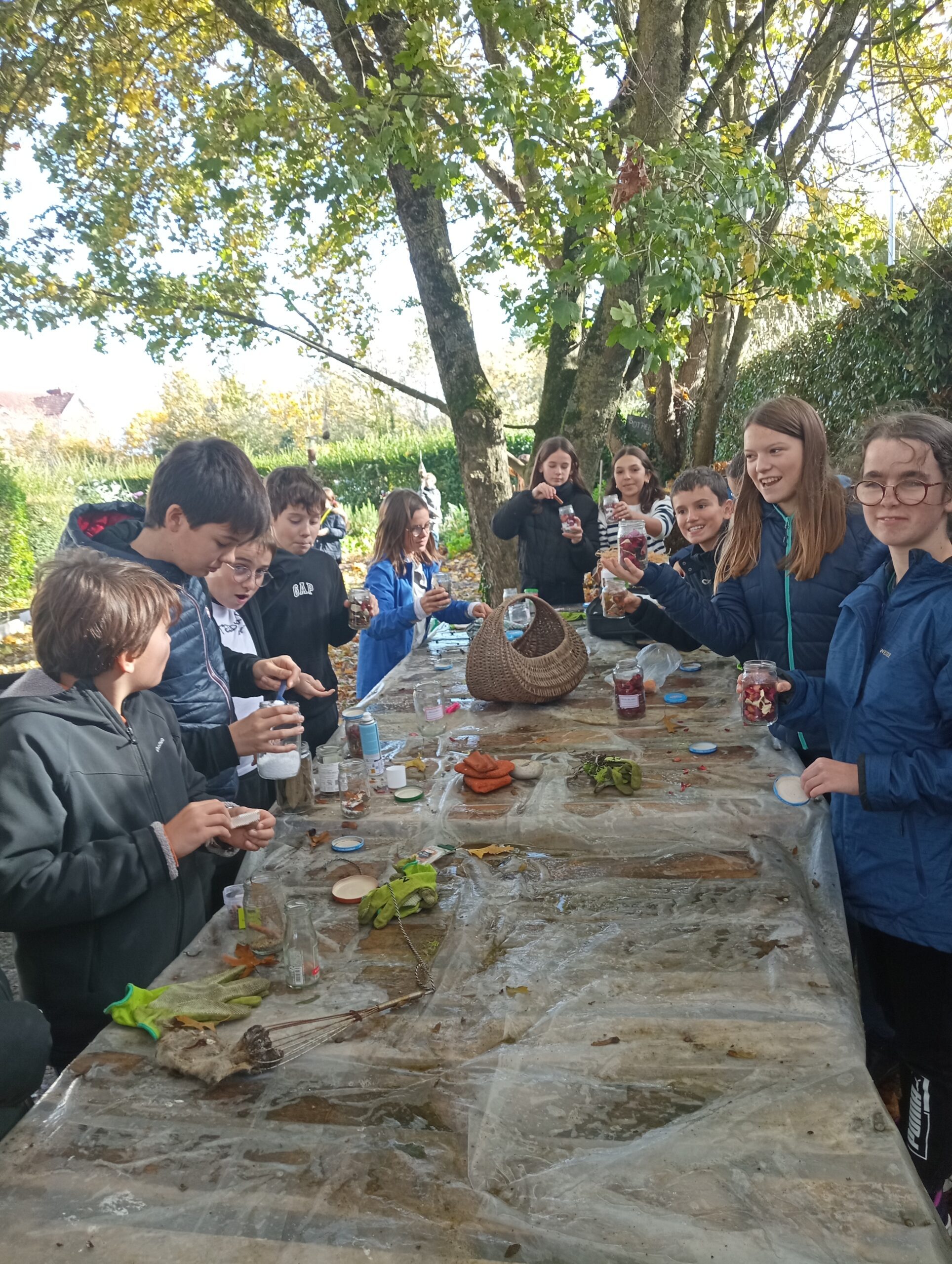 Les élèves de l'atelier jardin préparent des pots pourris sur une table