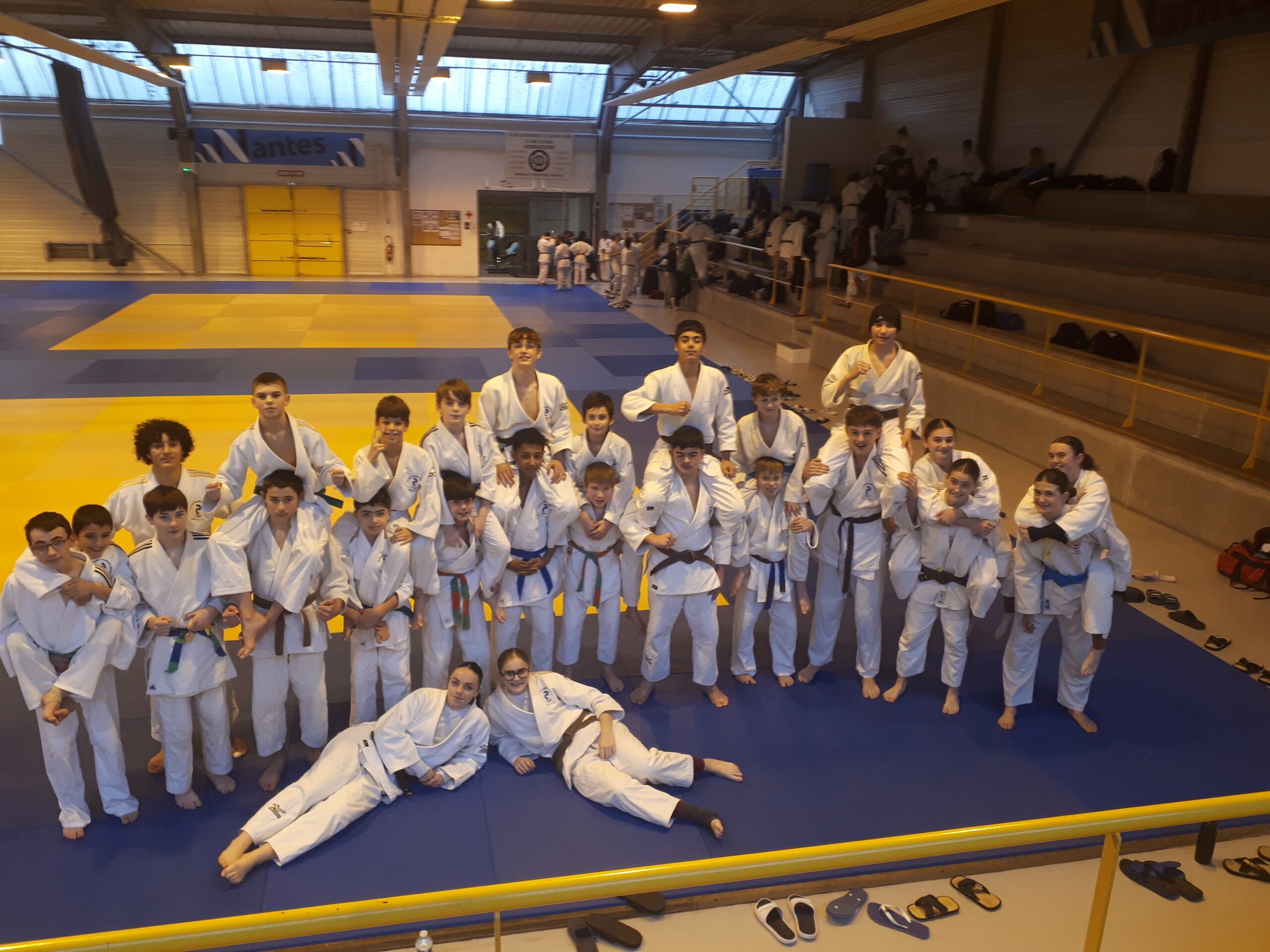 Photo du groupe des judokas sur le tapis  du dojo à Nantes